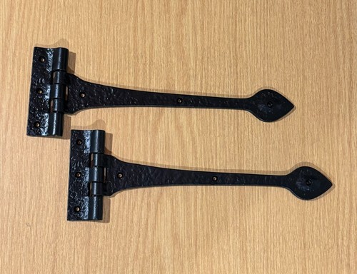 Black antique spear tee hinge - black,